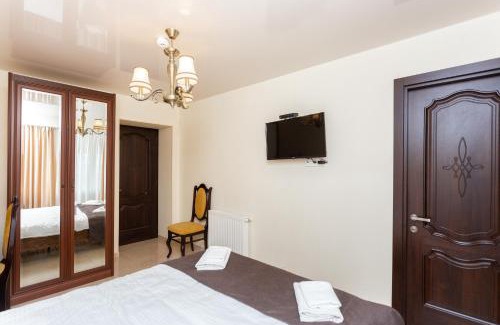 Avlabari Apartment | Elegant Three Bedroom Apartment in Old Tbilisi with Hot Tub