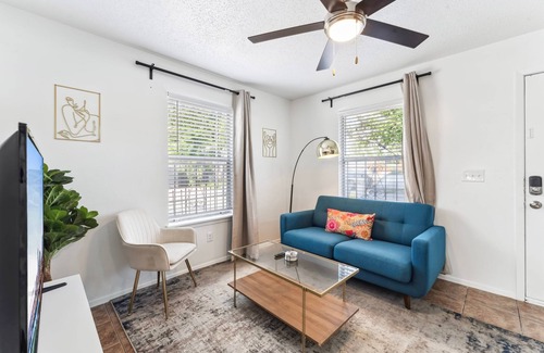 Holly Apartment | Prime Location Chic 1BR Fast Wifi 7 Min to Downtown