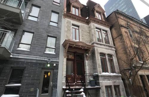 Ville-Marie Apartment | Prime Location Condo with Kitchen, Parking & Gym Access