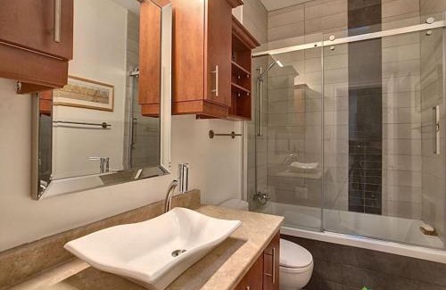 Ville-Marie Apartment | Prime Location Condo with Kitchen, Parking & Gym Access