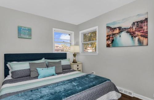 Schaumburg House | Prime Location & Cozy Home with Hot Tub in Schaumburg