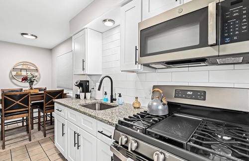 Mount Clemens Apartment | Prime Location: King Bed Near Mt. Clemens with Kitchen