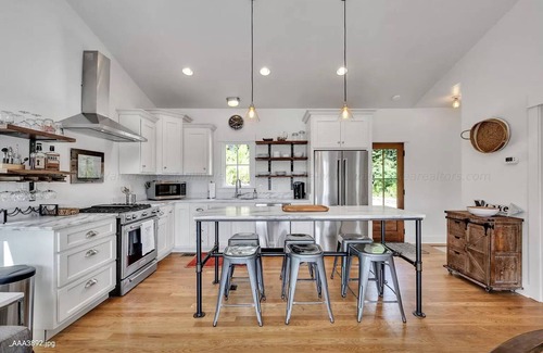 Crane Hill House | Ideal Lakefront Cottage: Sleeps 9, Family-Friendly Retreat