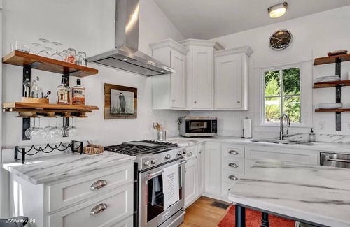 Crane Hill House | Ideal Lakefront Cottage: Sleeps 9, Family-Friendly Retreat