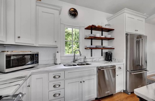 Crane Hill House | Ideal Lakefront Cottage: Sleeps 9, Family-Friendly Retreat