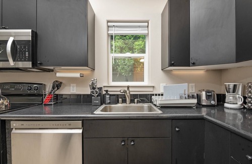 Mill Plain Condo | Ideal Getaway: Pet-Friendly Stay Near PDX & Vancouver