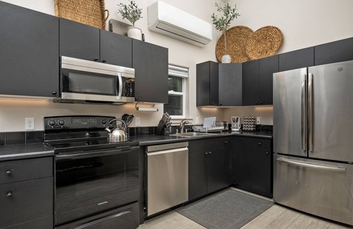Mill Plain Condo | Ideal Getaway: Pet-Friendly Stay Near PDX & Vancouver