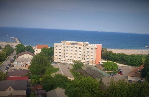 Constanta House | Seaside Retreat: Ocean View Flat Steps from the Beach