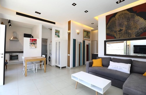 Tel Aviv Apartment | Prime Location with Ocean View - 10/10 Guest Rated Stay