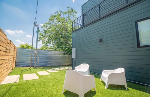 MLK Apartment | Prime Location, SXSW, Monthly Stays | Daisy Lee