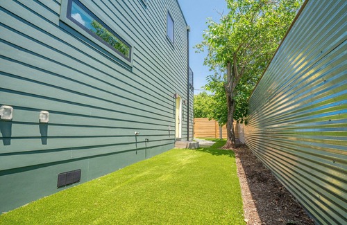 East MLK Apartment | Prime Location, SXSW, Monthly Stays | Daisy Lou