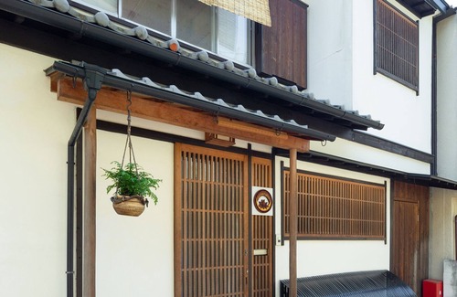 Sannenzaka Ninenzaka House | Prime Location: Authentic Japanese Home with Spa & Breakfast