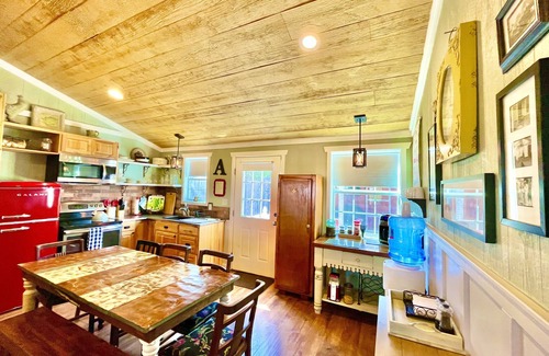 Dripping Springs Cottage | Ideal Country Cottage for 10 in Dripping Springs by Camp Lucy