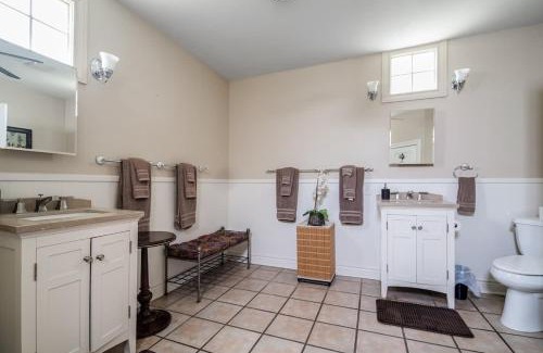 Johnson City House | Prime location-Walk to food, Bars and Wineries!