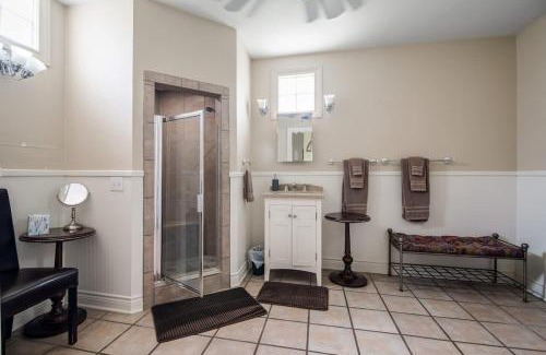 Johnson City House | Prime location-Walk to food, Bars and Wineries!