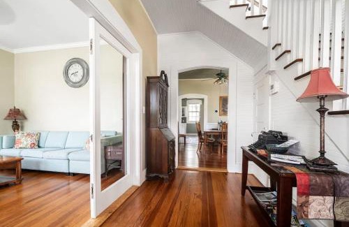 Johnson City House | Prime location-Walk to food, Bars and Wineries!
