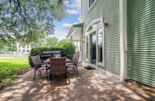 Johnson City House | Prime Location-walk to Food, Bars and Wineries!