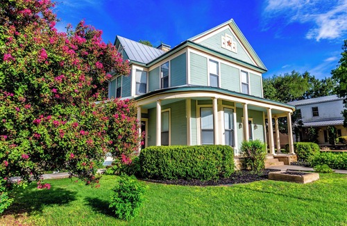 Johnson City House | Prime Location-walk to Food, Bars and Wineries!