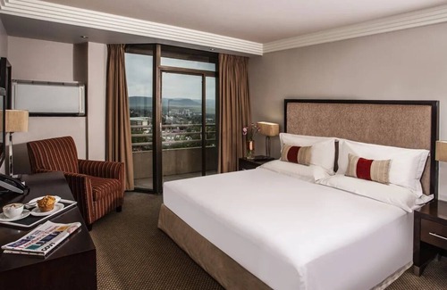 Maseru Hotel | Ideal Stay with FREE Parking & Pool Near Maseru Golf Course