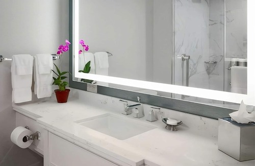 French Quarter Hotel | Ideal Stay with Pool, Pet-Friendly Near Jazz Museum