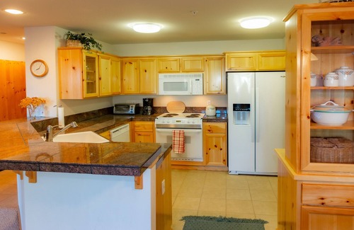 Kirkwood Condo | Prime Lodge 204: Ski In/Ski Out with Lake View and Pool