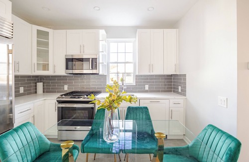 Southeast Yonkers House | Prime Luxury with Balcony Wood Fireplace