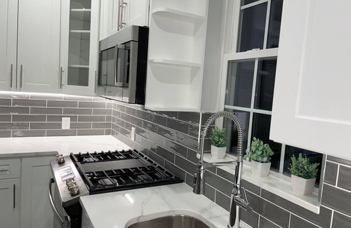 Southeast Yonkers House | Prime Luxury with Balcony Wood Fireplace