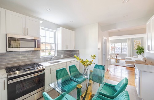 Southeast Yonkers House | Prime Luxury with Balcony Wood Fireplace