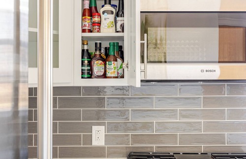 Southeast Yonkers House | Prime Luxury with Balcony Wood Fireplace