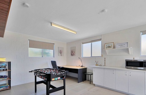 Woodgate House | Prime Position, Awesome House, Huge Deck with Sea Breezes