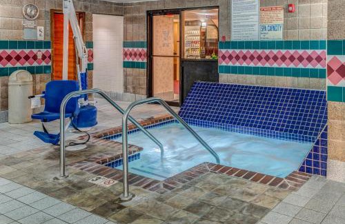 Burnsville Hotel | Budget-Friendly Stay at Prime Rate Inn with Family Amenities