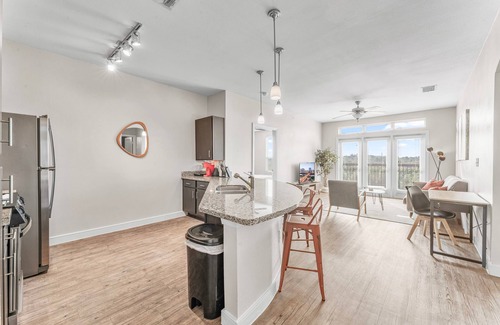 South Congress Apartment | Prime Soco 2BR King Suite w Gympickleballlaundry