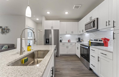 Windsor Park Apartment | Elegant 2BR King Suite Near DT Domain & UT Campus