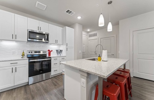 Windsor Park Apartment | Elegant 2BR King Suite Near DT Domain & UT Campus