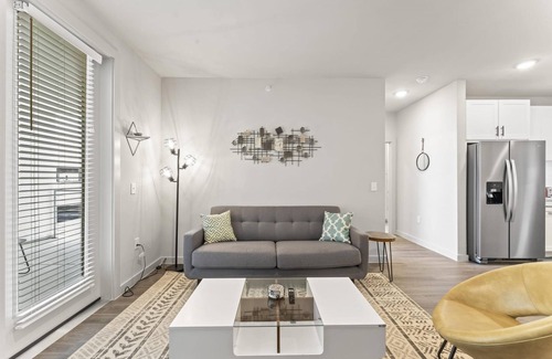 Windsor Park Apartment | Elegant 2BR King Suite Near DT Domain & UT Campus