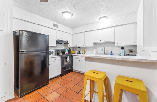 Zilker Apartment | Stylish SoLa 1BR King Suite with Convenient Parking