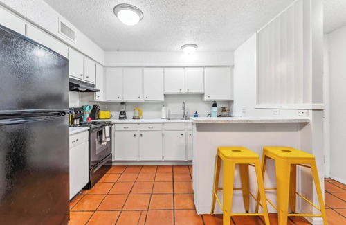 Zilker Apartment | Stylish SoLa 1BR King Suite with Convenient Parking