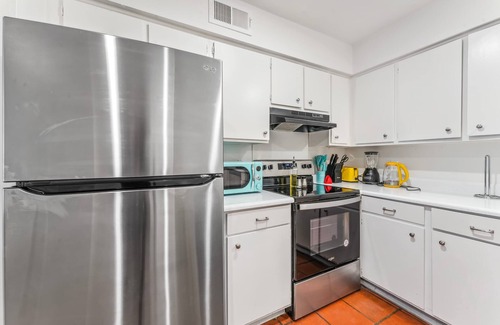 Zilker Apartment | Elegant SoLa 1BR King Suite with Parking & Pet-Friendly Perks