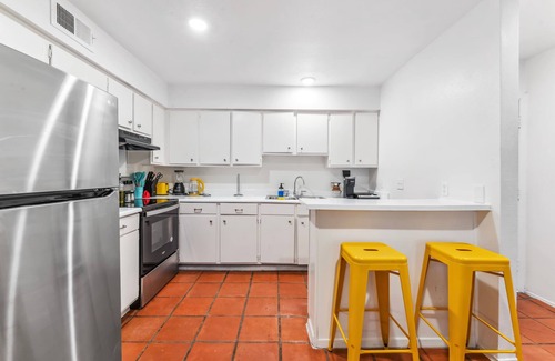 Zilker Apartment | Elegant SoLa 1BR King Suite with Parking & Pet-Friendly Perks