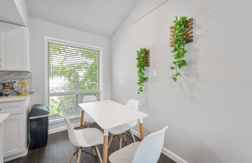 Zilker Apartment | Cozy Sola 1BR King Suite with Breakfast & Parking
