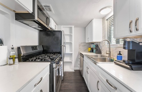 Zilker Apartment | Cozy Sola 1BR King Suite with Breakfast & Parking