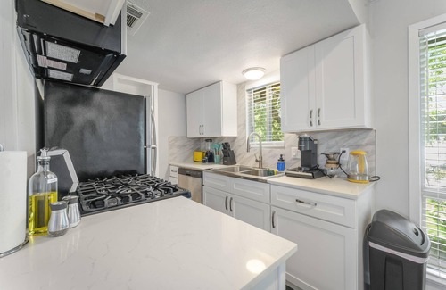 Zilker Apartment | Cozy Sola 1BR King Suite with Breakfast & Parking