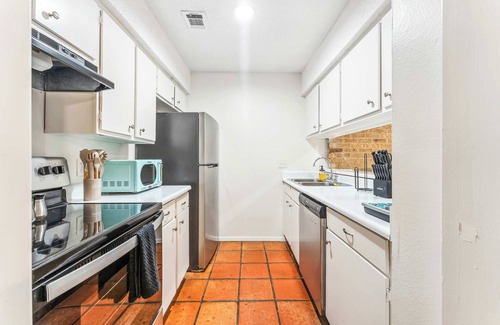 Windsor Park Apartment | Bright 1BR Suite Near DT & UT with Kitchen and Gym Access
