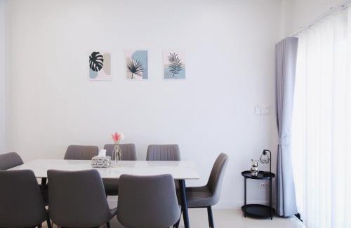 Nan House | Cozy Family Retreat at Prime Stay Home Nan with Kitchen
