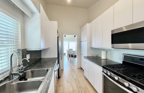 Rivera Drive Residences House | Unforgettable Waterfront Retreat on Sail Bay - 10/10 Rating!