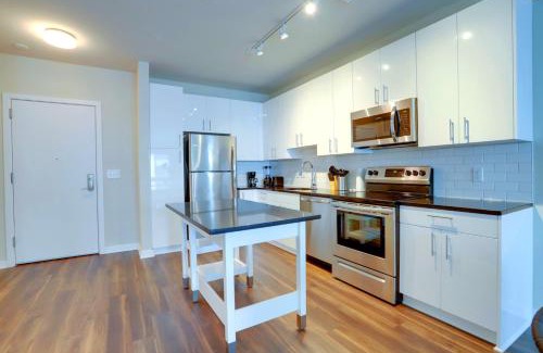 Jefferson Manor Apartment | Prime Location Apartment in Alexandria with Pool Access