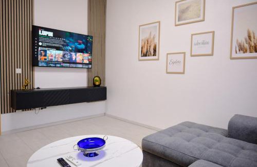 Frohnhausen Apartment | PrimeTime Suite for 8 with Kitchen & Free WiFi - Rated 9.5