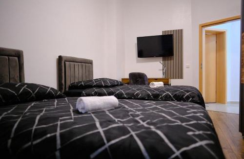 Frohnhausen Apartment | PrimeTime Suite for 8 with Kitchen & Free WiFi - Rated 9.5