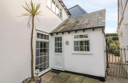 Paignton House | Explore Primrose Cottage: 4-Star Oasis with Pool & Pets