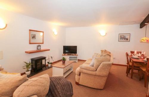 Paignton House | Explore Primrose Cottage: 4-Star Oasis with Pool & Pets